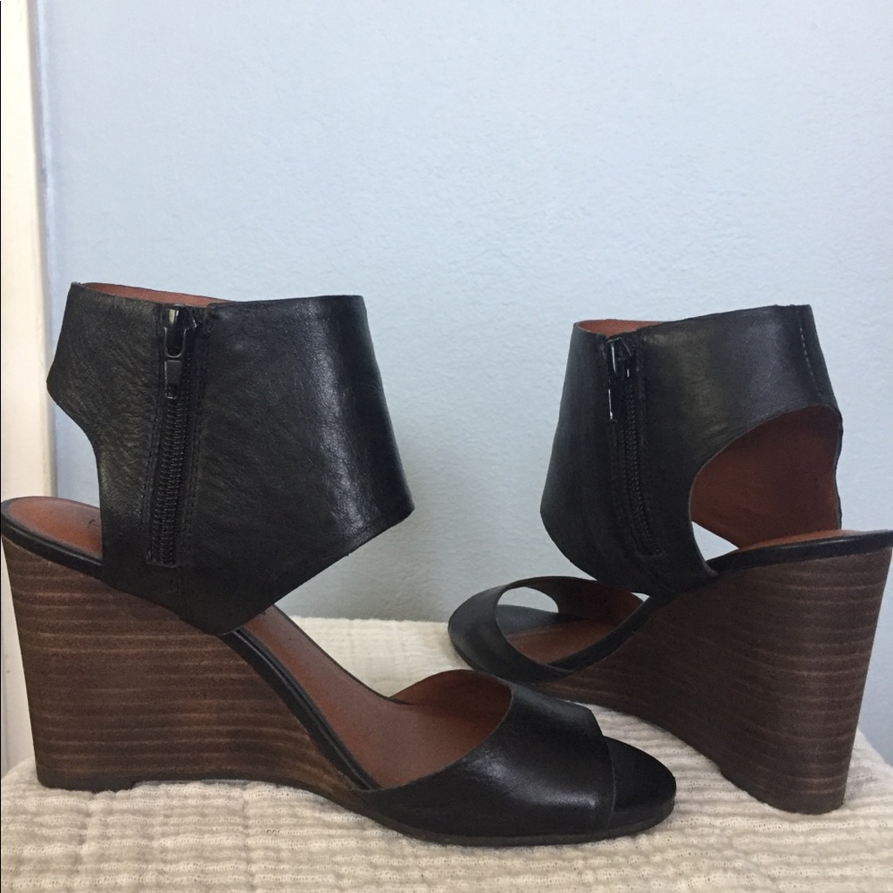 Lucky Brand Raisza black leather wedges